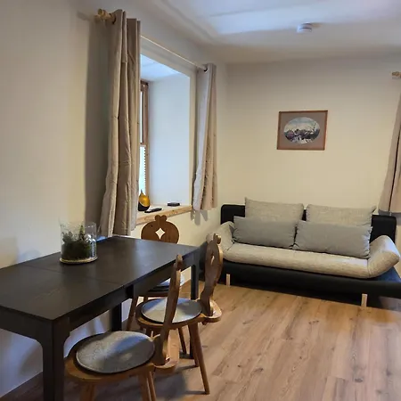 Resi's Stadthaus Apartmán *